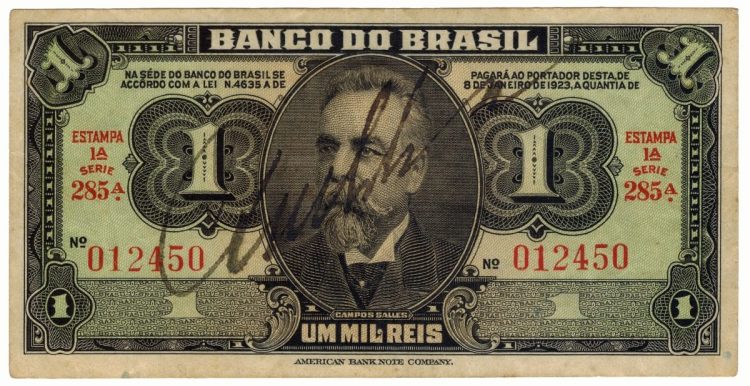 Um pouco mais de três&nbsp;vinténs