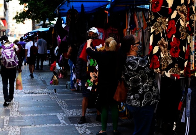 Renda do brasileiro cai&nbsp;10%
