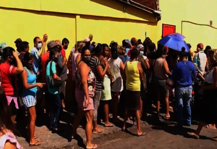 Fila por osso expõe explosão da fome no&nbsp;país