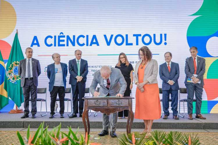 Manchetes do dia –&nbsp;25.6.2025