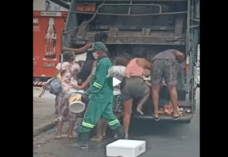 ‘Vida piorou’ sob o pai de Flávio, quando havia fila do osso e pessoas revirando caminhão de lixo para&nbsp;comer